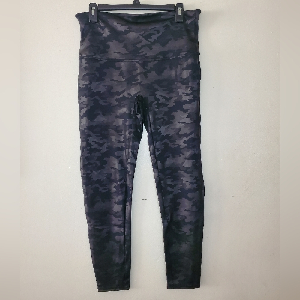 SPANX Black Faux Leather Camo Leggings Size 1X Short - Picture 5 of 16